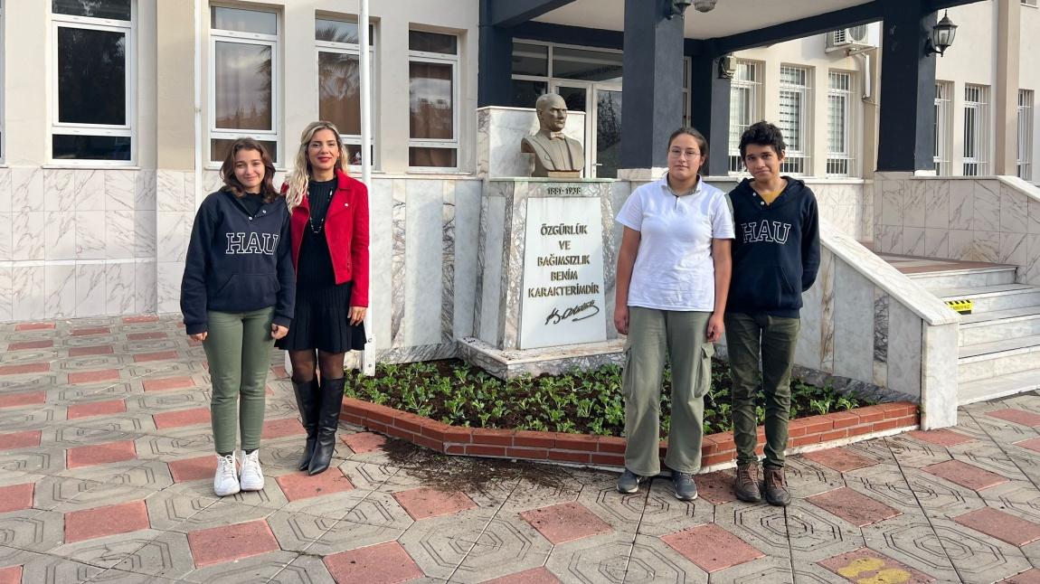 Okulumuz İsraf Avcıları ekip üyeleri ile    @maviyesilokul projesi kapsamında okul bahçemizeki Atatürk büstü çevresinde çiçek dikimi yaptık.