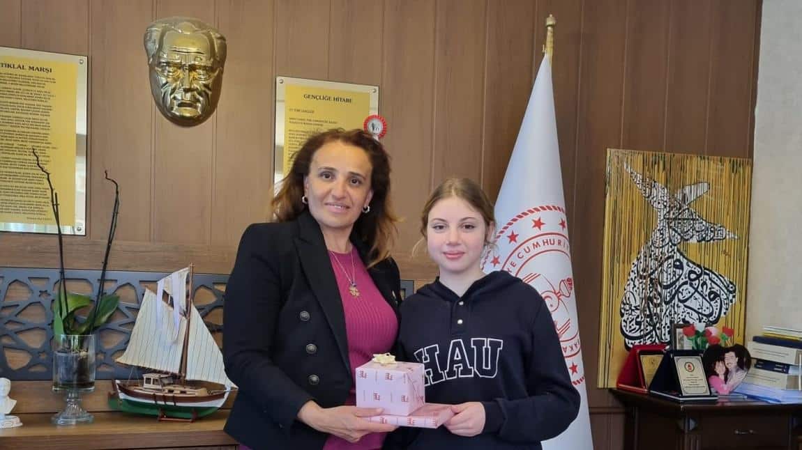 Okur yazar gezer projesi kapsamında düzenlenen kitap okuma yarışması Marmaris ilçe birincisi öğrencimiz Defne DUYAN, ödülünü İlçe  Milli Eğitim Müdürümüz Sayın Sibel KISA 'dan almıştır.