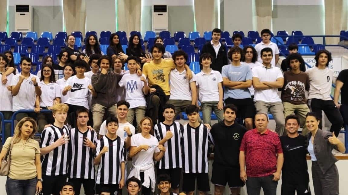 Okul FUTSAL takımımız oynadığı 3 maçı kazanarak namağlup olarak il finalleri ne çıkmıştır. Kendilerine ve Antrenörleri Seval KELEŞ'e başarılar dileriz.
